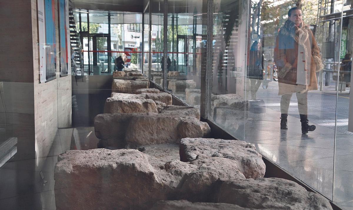 Tramo del lienzo norte de la muralla integrado en la sede de Kutxabank.