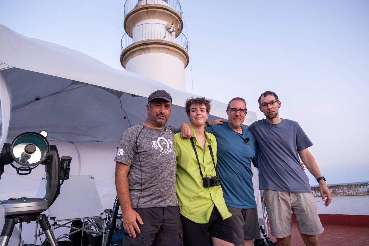 Así se vivió el eclipse solar total en el Faro de ses Salines