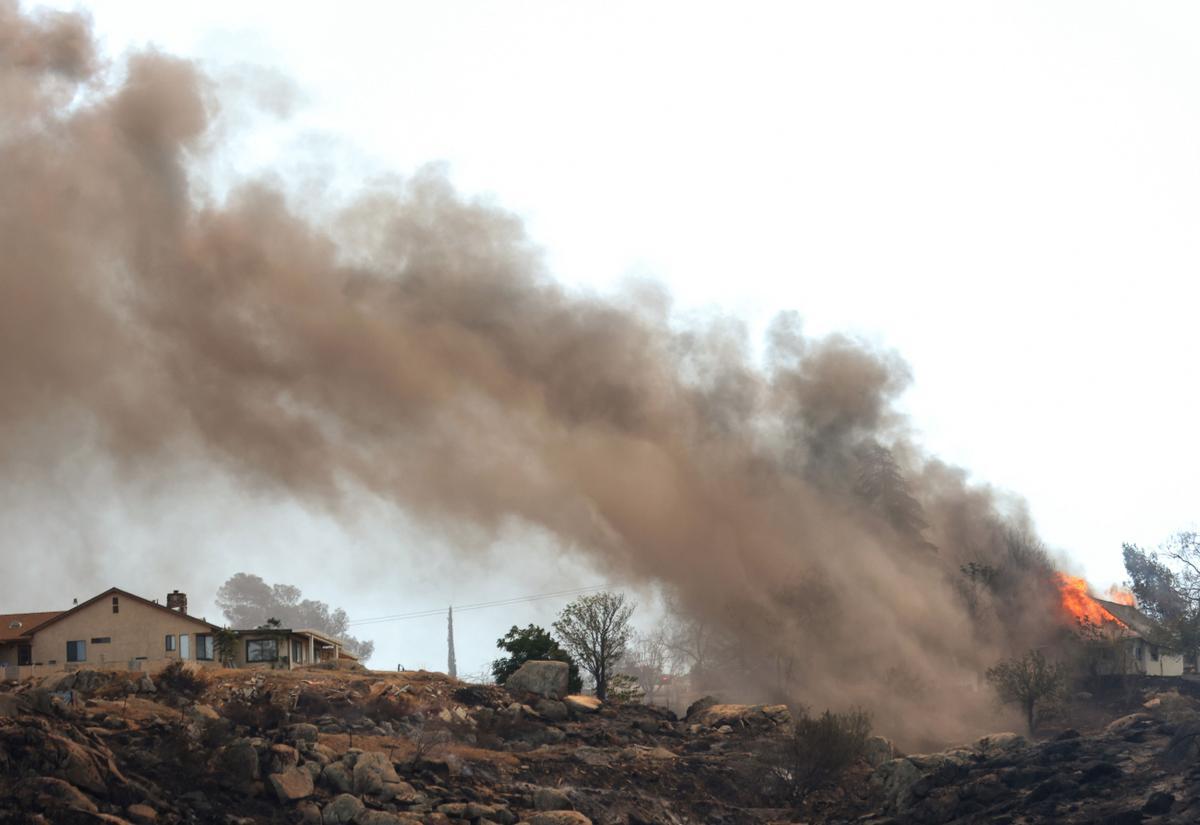 Lucha sin tregua contra el fuego en Hemet (California)