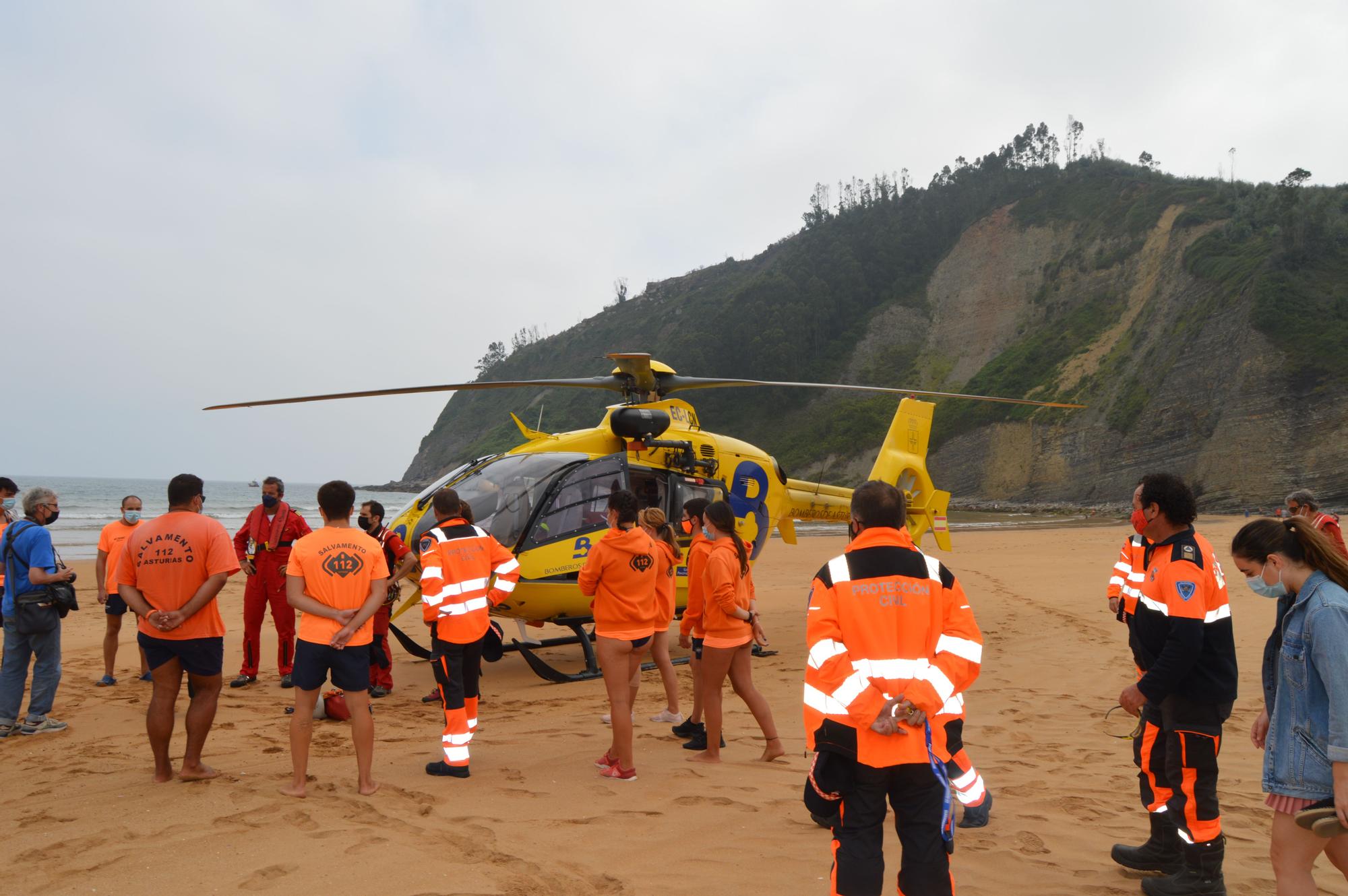 Así fue el simulacro de Salvamento en la playa de Rodiles