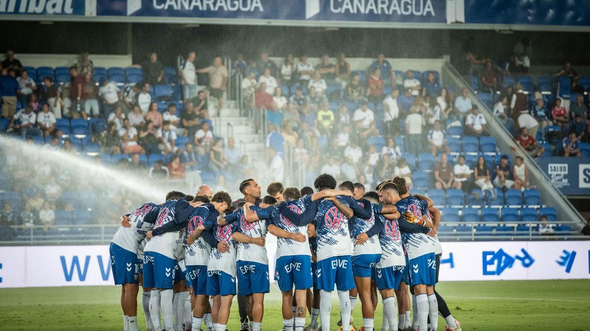 Los futbolistas del Tenerife forman una piña antes de comenzar un partido en el Heliodoro.