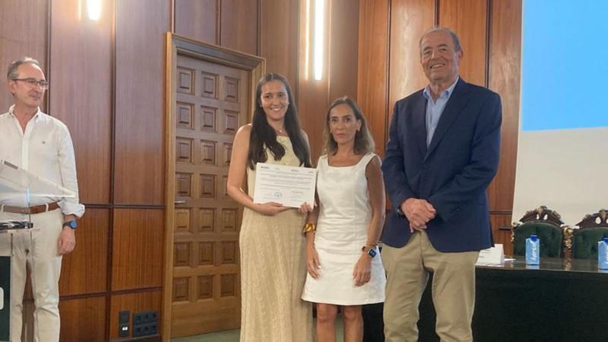 El gerente del SALUD, José Ignacio Castaño, y la directora de Atención Primaria del sector de Calatayud, Ascensión Hernández, entregan el Premio a la Mejor Comunicación en las XXIV Jornadas de Trabajo sobre Calidad en Salud