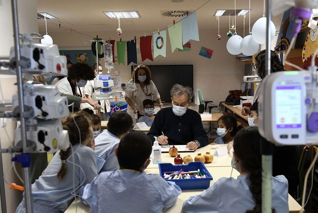 Pedro Cano lleva la pintura a Oncología Infantil de la Arrixaca