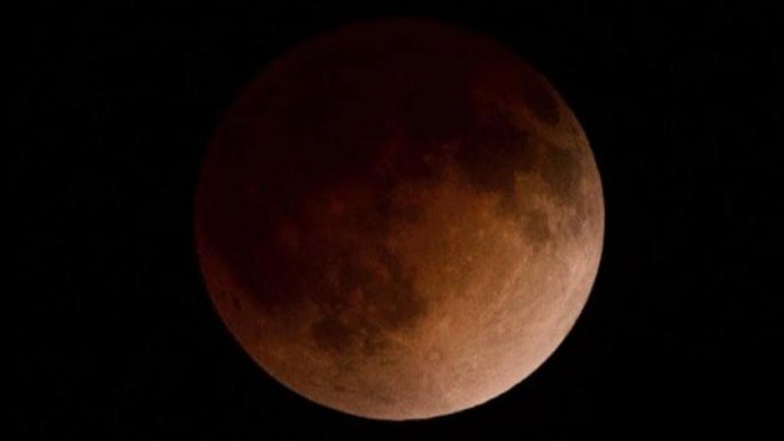 Millones de personas presencian el eclipse total lunar