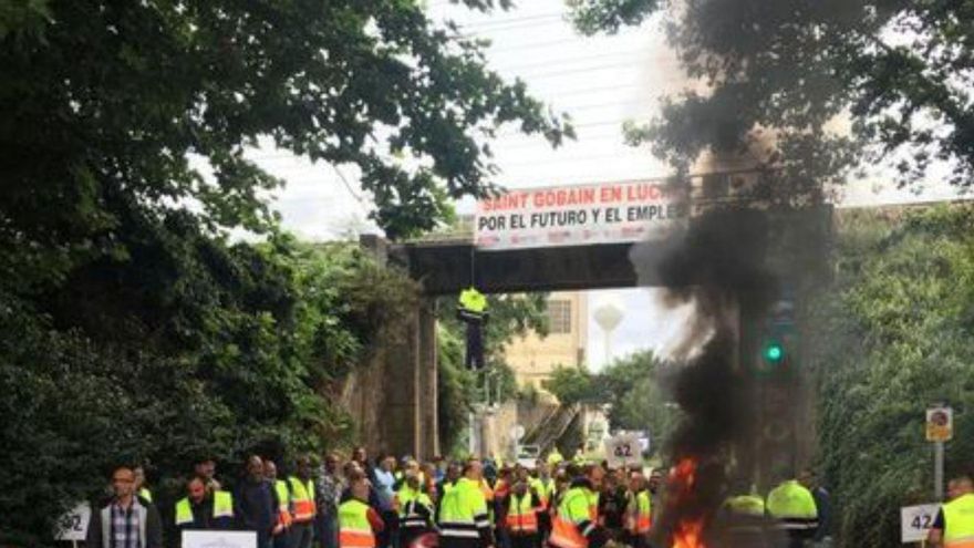 Un piquete a las puertas de la fábrica, tras 11 días de huelga. | M. V.