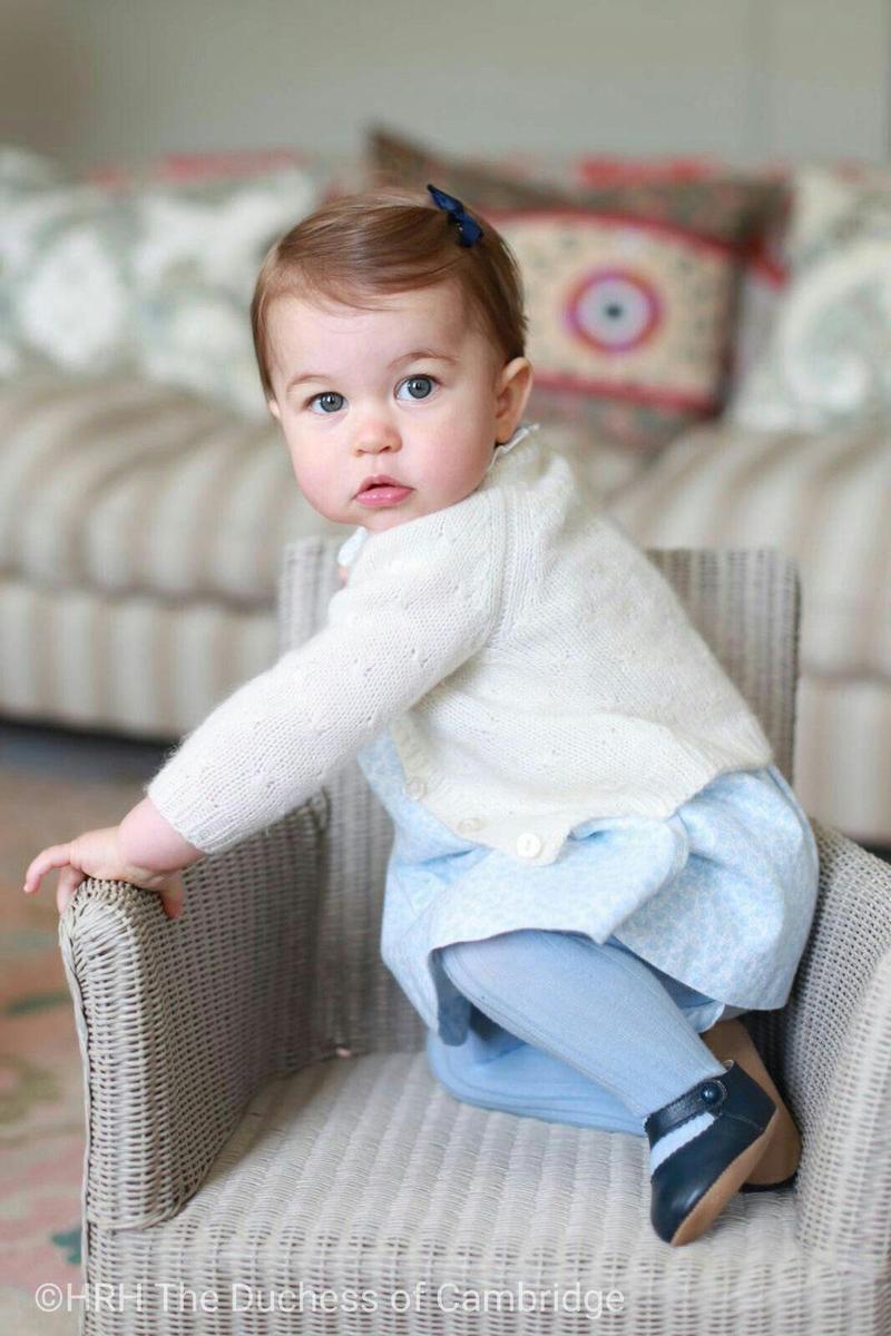 La princesa Charlotte vestida en tonalidades azules