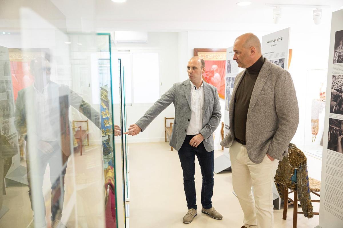 Galería de fotos de la visita del director general de Interior, Vicent Huet, al Museu del Bou de Burriana