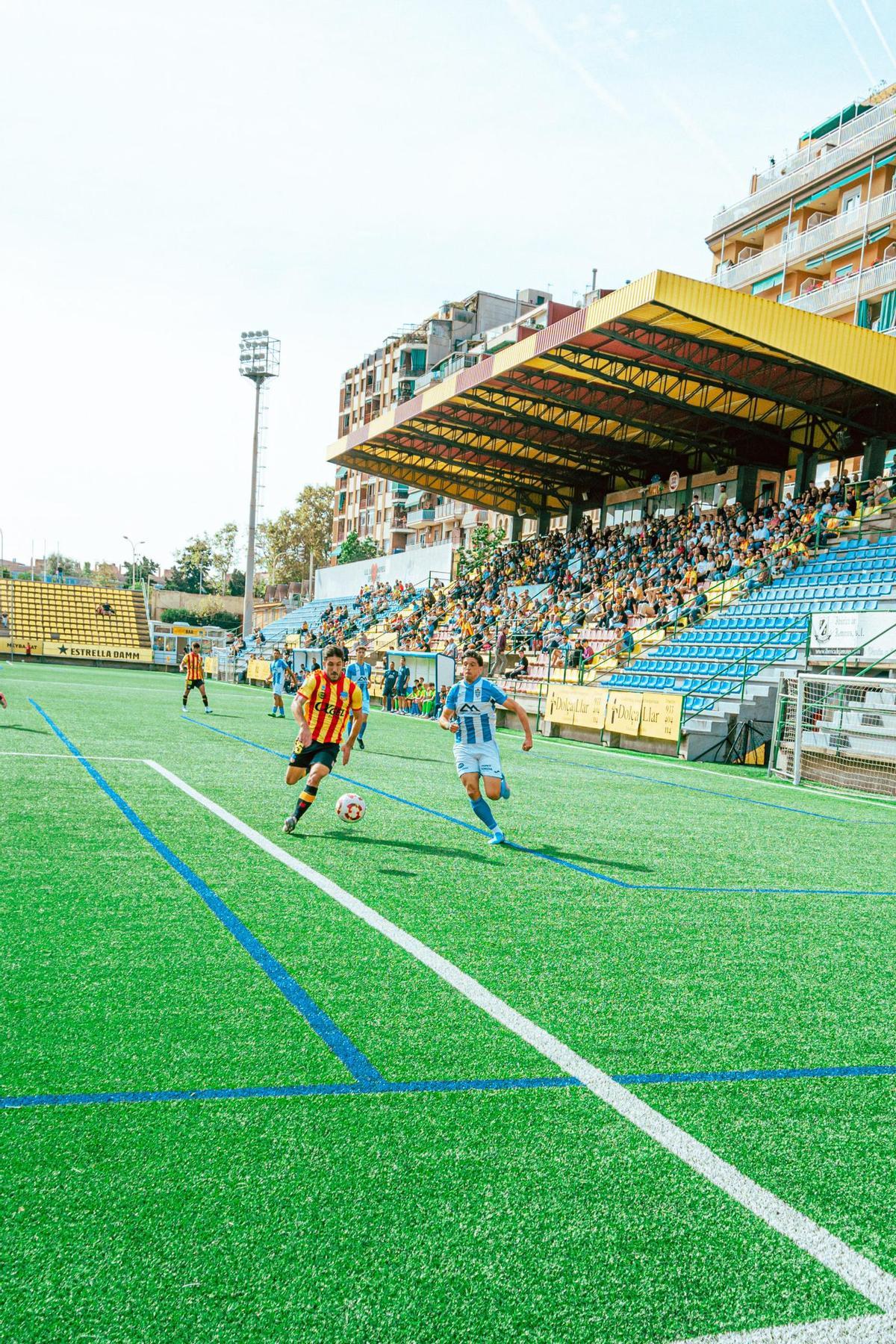 Jaume Pol pugna por un balón en el partido de la temporada pasada en el campo del Sant Andreu