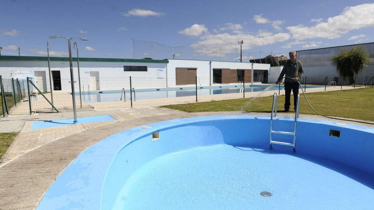 Las piscinas están siendo puestas a punto en los últimos días.  | // BERNABÉ/JAVIER LALÍN