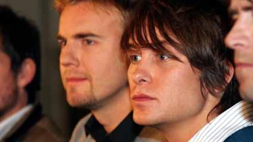 Los miembros de la banda Take That Jason Orange (L), Gary Barlow (2nd L), Mark Owen (2 ª R) y Howard Donald (R).