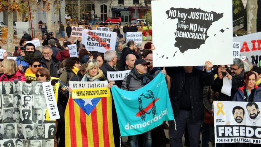 Políticos catalanes se concentran frente al Supremo contra la &quot;regresión democrática&quot; del Estado