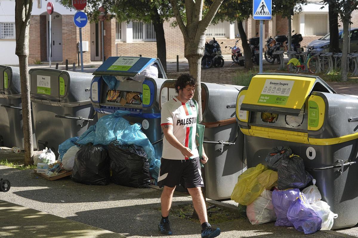 Les imatges dels efectes del tercer dia de la vaga d'escombriaires a Girona