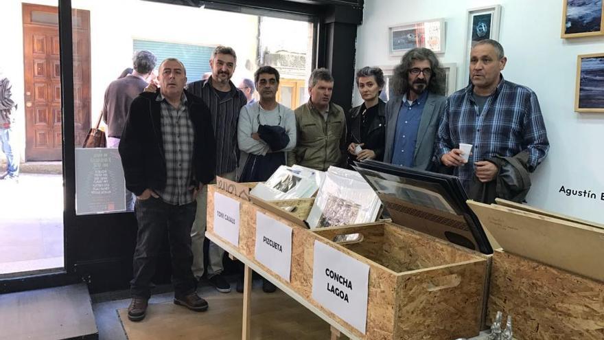 Artistas de la comarca en el taller de de arte de Toni Casaus, en Cangas.//Santos Álvarez