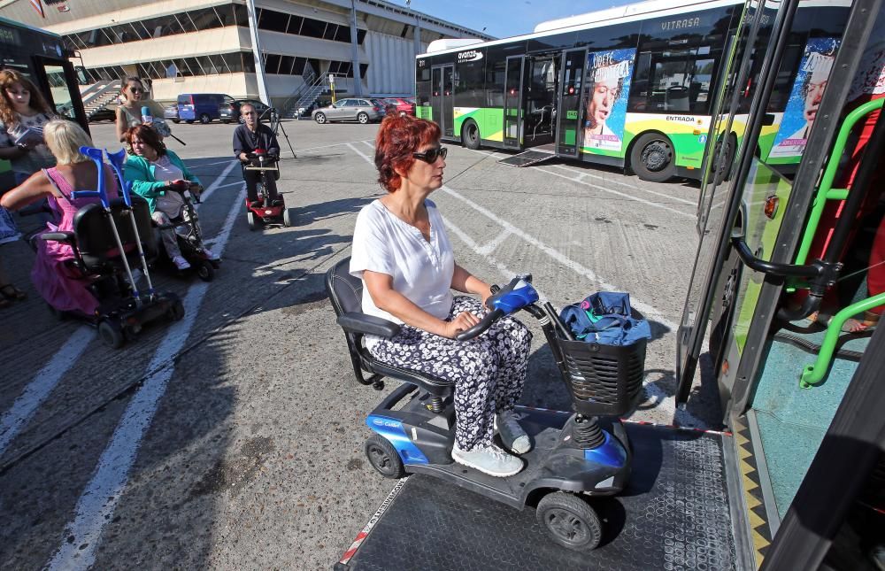 Varios usuarios prueban la accesibilidad de 'scooters' a los autobuses urbanos // Marta G.Brea