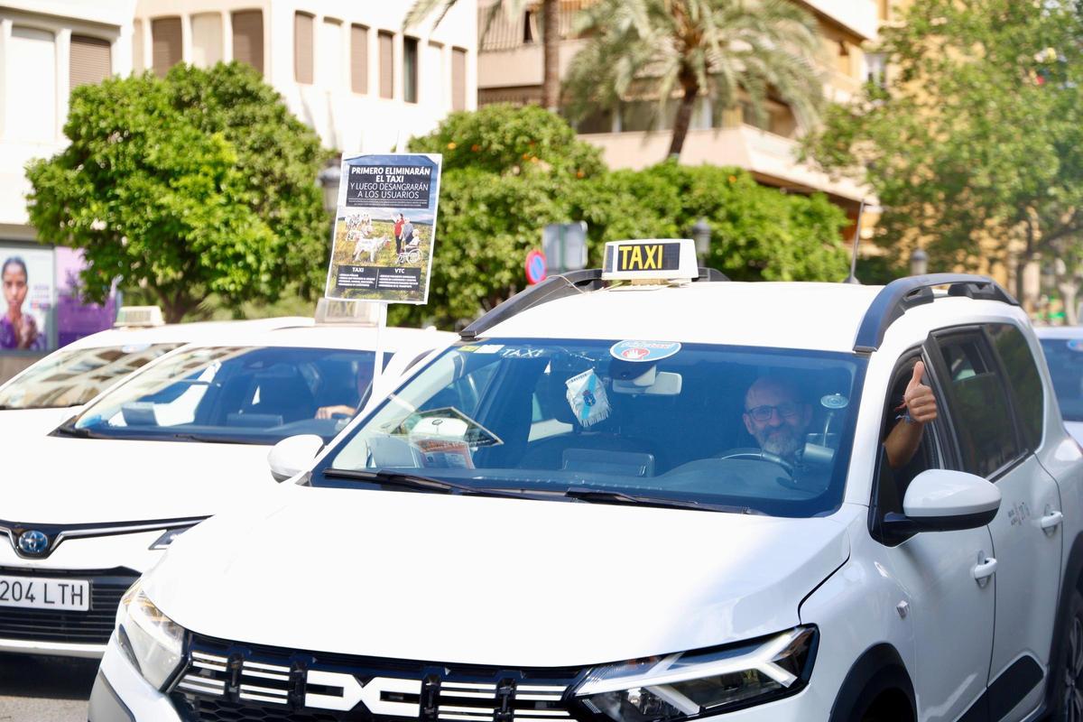 Los taxistas protestan en València contra el aumento de "coches negros haciendo de taxis"