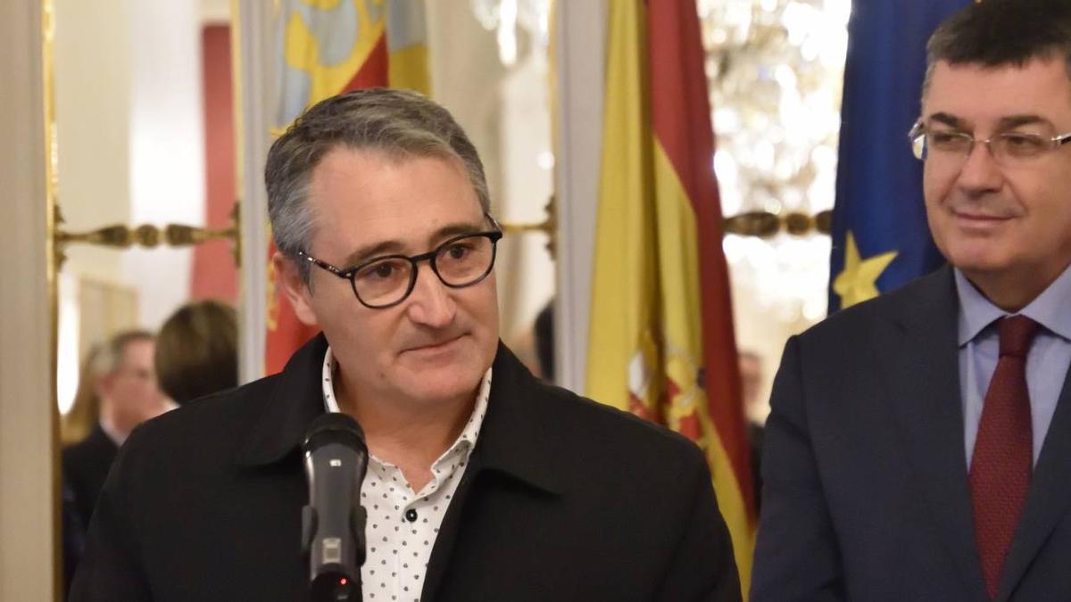 El Síndic de Comptes, Vicent Cucarella, con el presidente de las Corts, Enric Morera