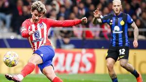 Griezmann dispara junto a Dimarco, este miércoles en Madrid.