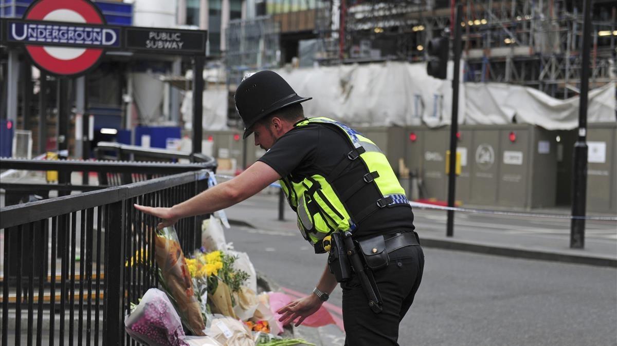 zentauroepp38743823 a police officer lays flowers passed to him by members of th180910140812