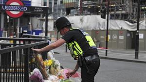 zentauroepp38743823 a police officer lays flowers passed to him by members of th180910140812