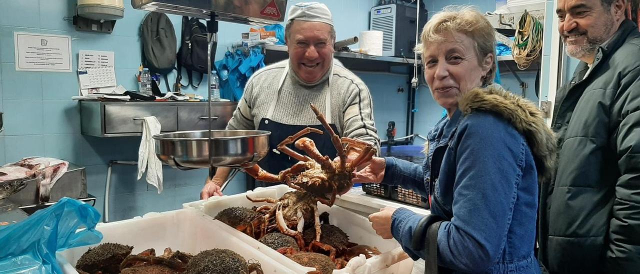 WUna vecina compra ayer centolla en el puesto de Mariscos Campos, en la plaza de Bueu.