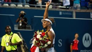 La estadounidense Serena Williams agradece a la afición después de su partido contra la suiza Belinda Bencic, durante la segunda ronda del Masters de Canadá femenino, en Toronto, Canadá.