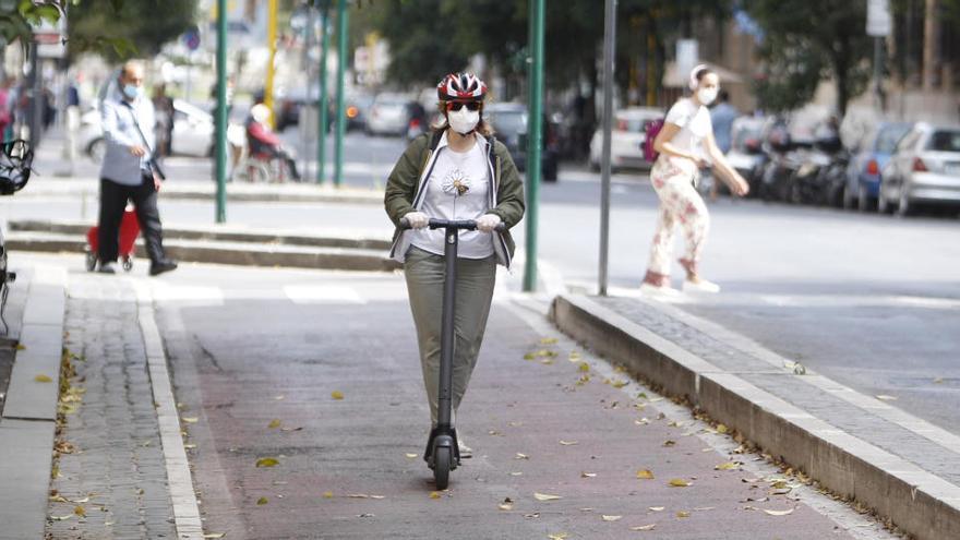 Una mujer se desplaza en un patinete eléctrico