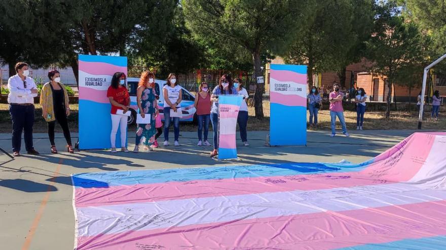 La bandera trans en el IES Carolina Coronado