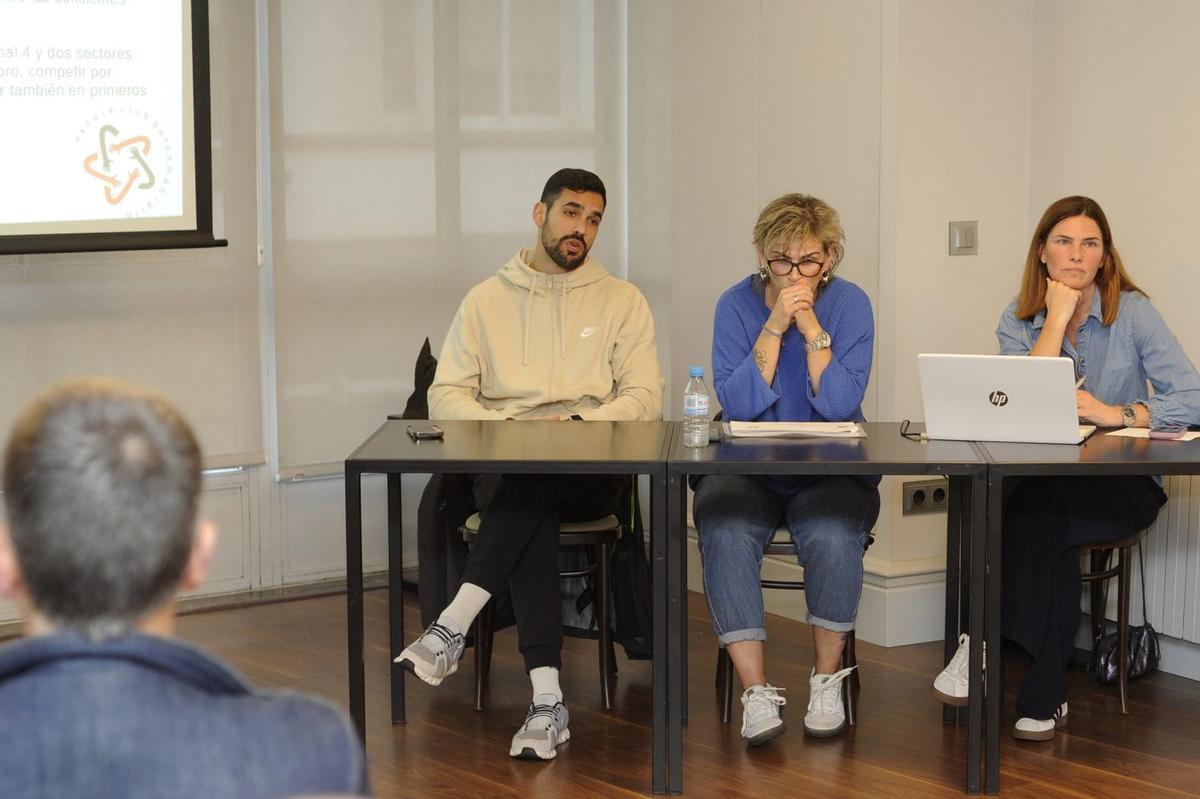 Pablo Cacheda, Belén Mariño y Berta González en la asamblea del Balonmán Lalín de 2024. | BERNABÉ/JAVIER LALÍN