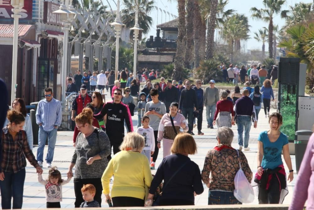 Las buenas temperaturas y los cielos despejados de este 28 de febrero han animado a muchas personas a pasar el día en los paseos marítimos y las playas de Málaga capital