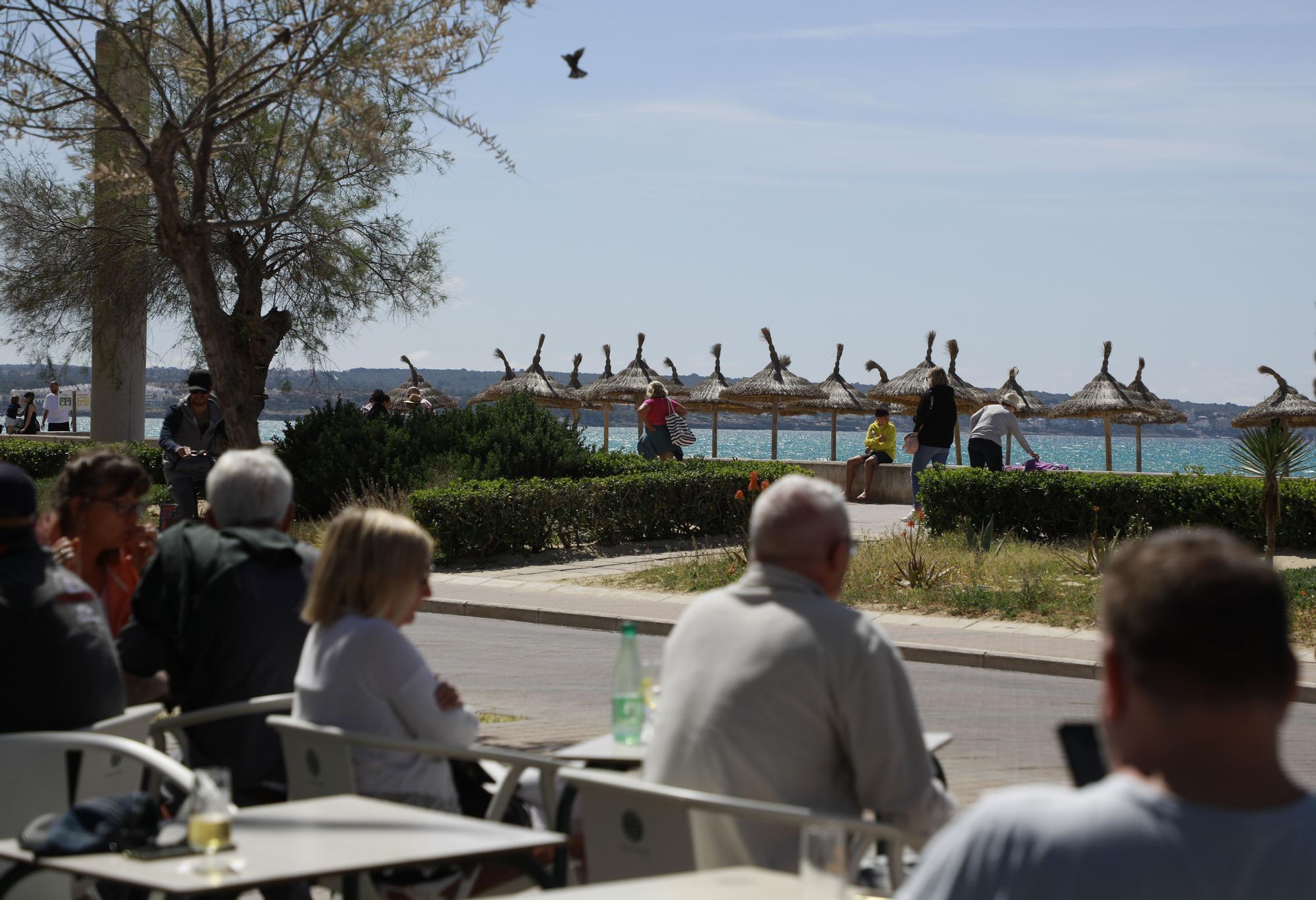 Endlich wieder Mallorca: So genießen die Menschen den Strand an der Playa de Palma