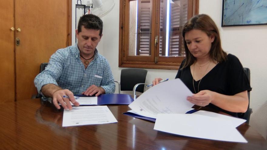 El alcalde y la consellera firmando el convenio de cesión