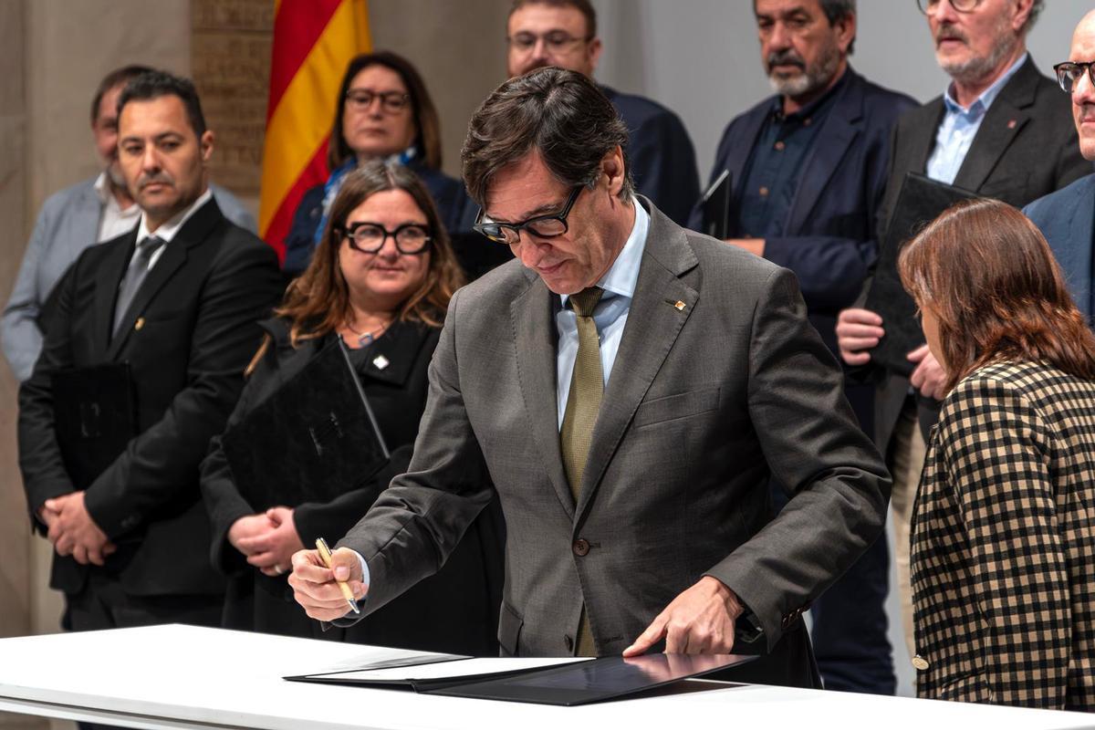 Illa firma un convenio con alcaldes para la construcción de pisos en municipios pequeños.