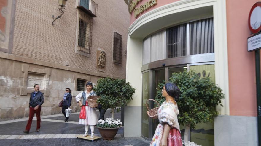 Los huertanos, Pencho y Fuensanta, en la puerta de la Oficina de Turismo de Murcia.