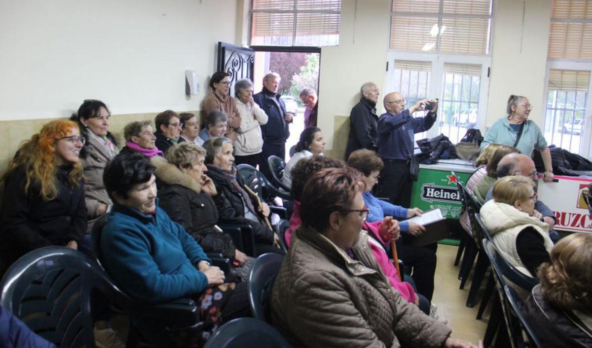 Vecinos de Peque disfrutan del concierto ofrecido por la agrupación. | A. S.