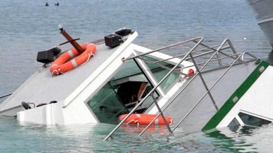 El catamarà &#039;L&#039;Oca&#039; enfonsat a l&#039;estany de Banyoles.