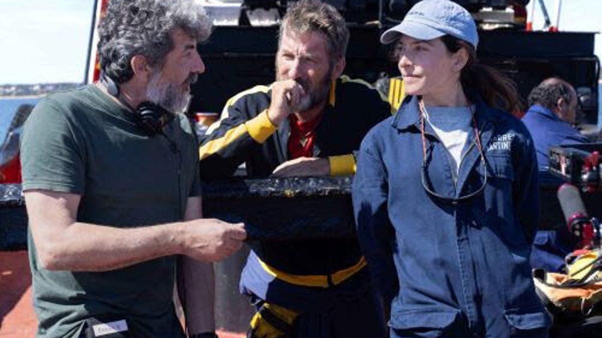 Alberto Rodríguez, Antonio de la Torre y Bárbara Lennie en el rodaje de 'Los Tigres', la nueva película del director, en mayo de 2024.
