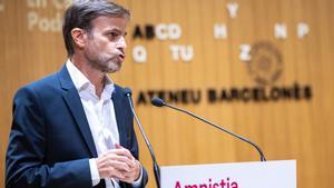 El exdiputado de En Comú Podem Jaume Asens interviene durante el acto de Sumar-Comuns para presentar su dictamen jurídico sobre la amnistía, en el Ateneo de Barcelona, a 10 de octubre de 2023, en Barcelona, Cataluña (España).