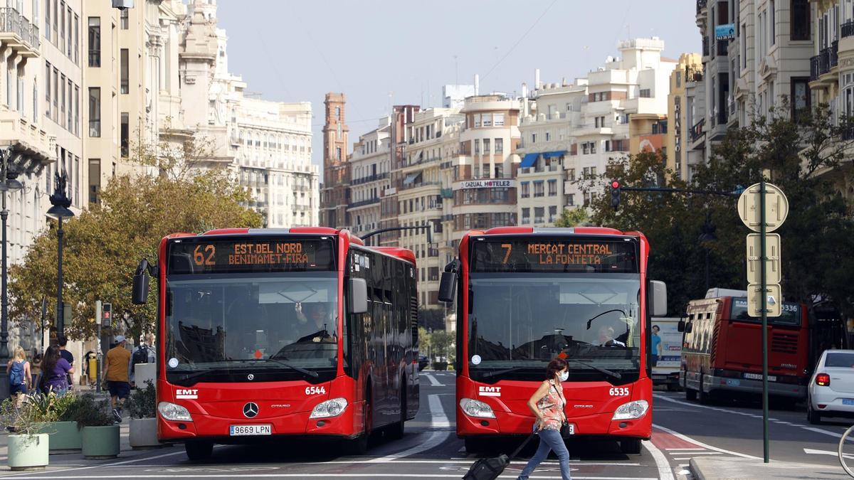 Dos autobuses de la EMT circulan por el centro de València.