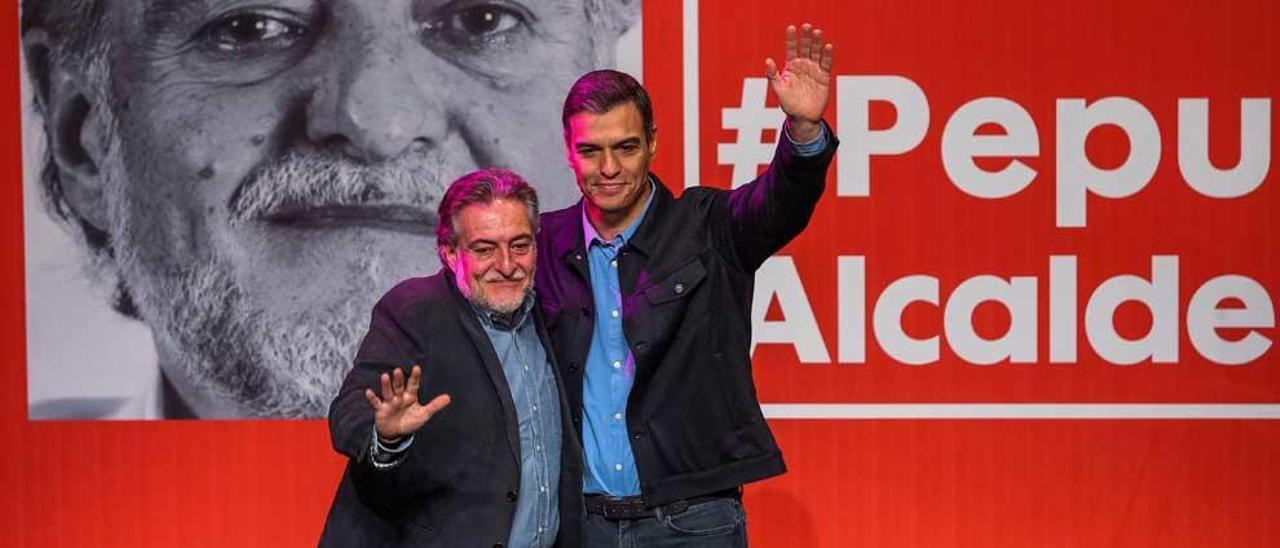 Pepu Hernández, con Pedro Sánchez.