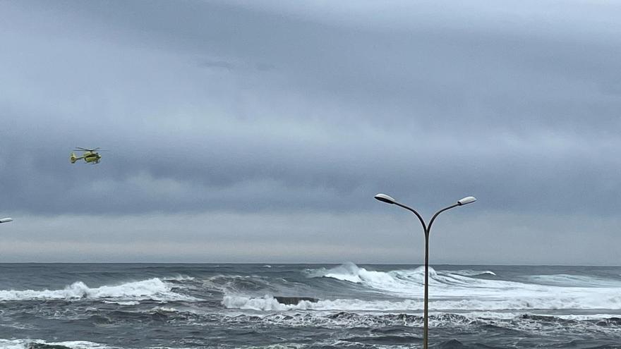 Vacaciones en Asturias truncadas por un golpe de mar: un inglés aficionado a las fotos y una visitante de Madrid que cayó al agua tras a su perro, las víctimas del temporal