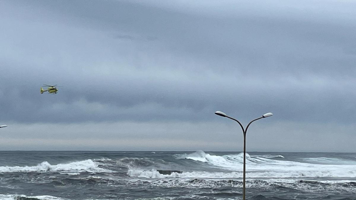 Doble tragedia por el oleaje en Asturias: fallece un turista caído al mar en San Esteban y una mujer muere en Cudillero