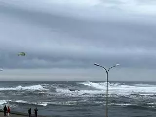 Doble tragedia por el oleaje en Asturias: fallece un turista caído al mar en San Esteban y una mujer muere en Cudillero