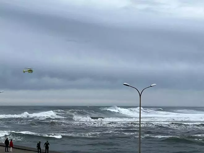 Doble tragedia por el oleaje en Asturias: fallece un turista caído al mar en San Esteban y una mujer muere en Cudillero