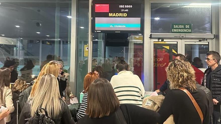 Air Nostrum compensará a los viajeros que se quedaron en tierra por embarcar a los jugadores del Sevilla