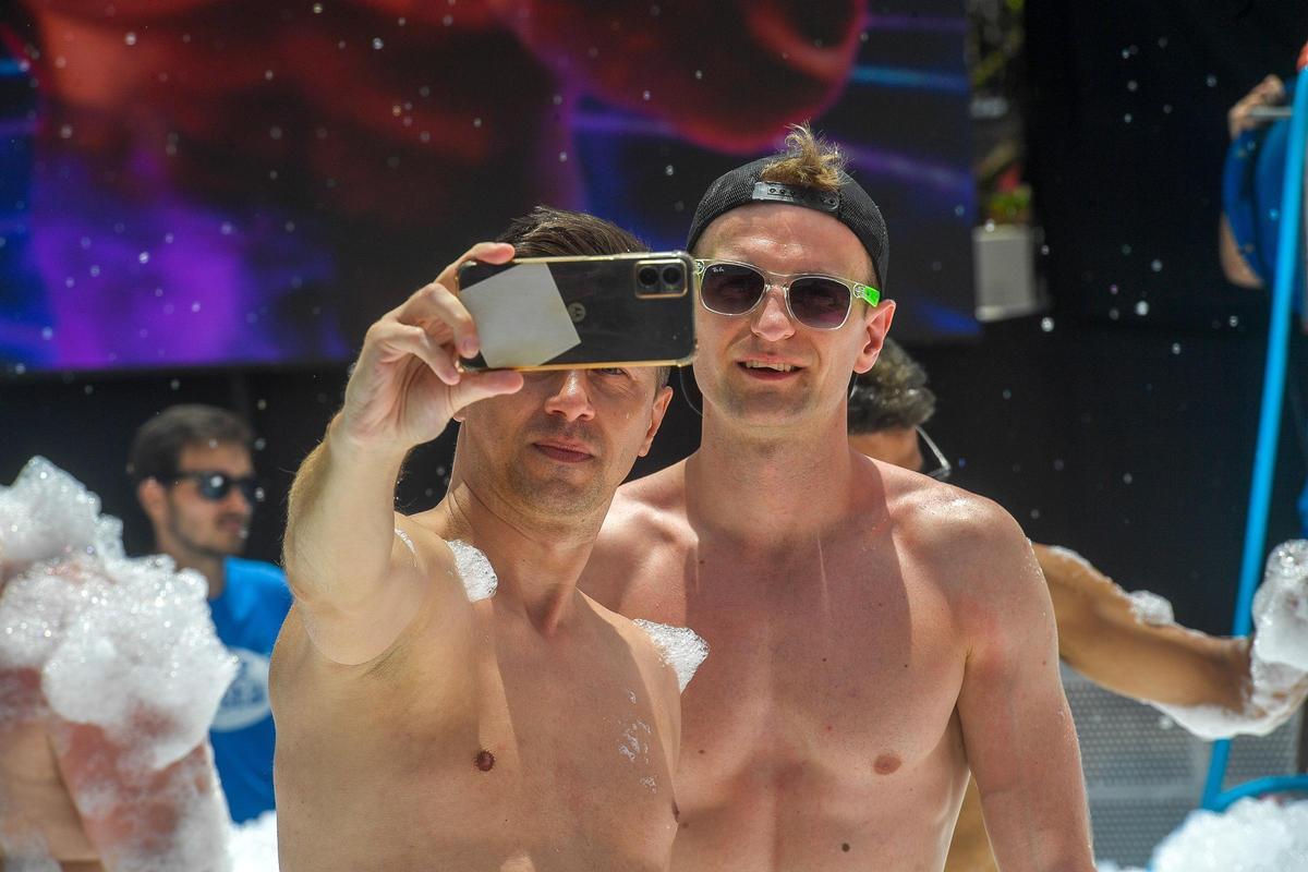 Fiesta de la espuma en el Maspalomas Pride 2024