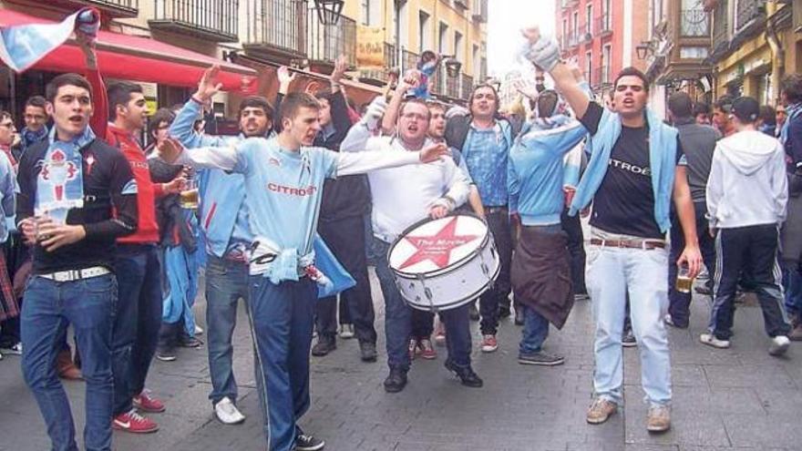 Aficionados del Celta, la temporada pasada por las calles de Valladolid. // FDV