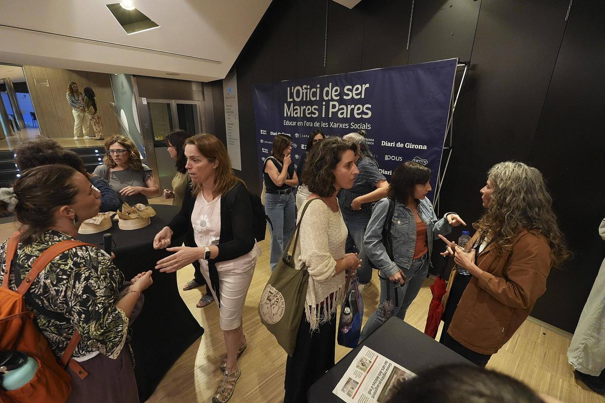 Els assistents van compartir un piscolabis al final de l'acte.