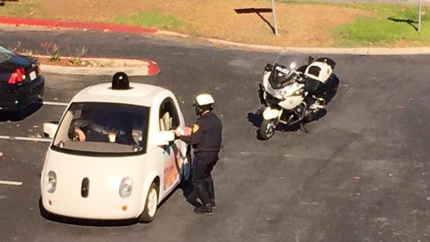 El coche de Google detenido en una carretera de California.