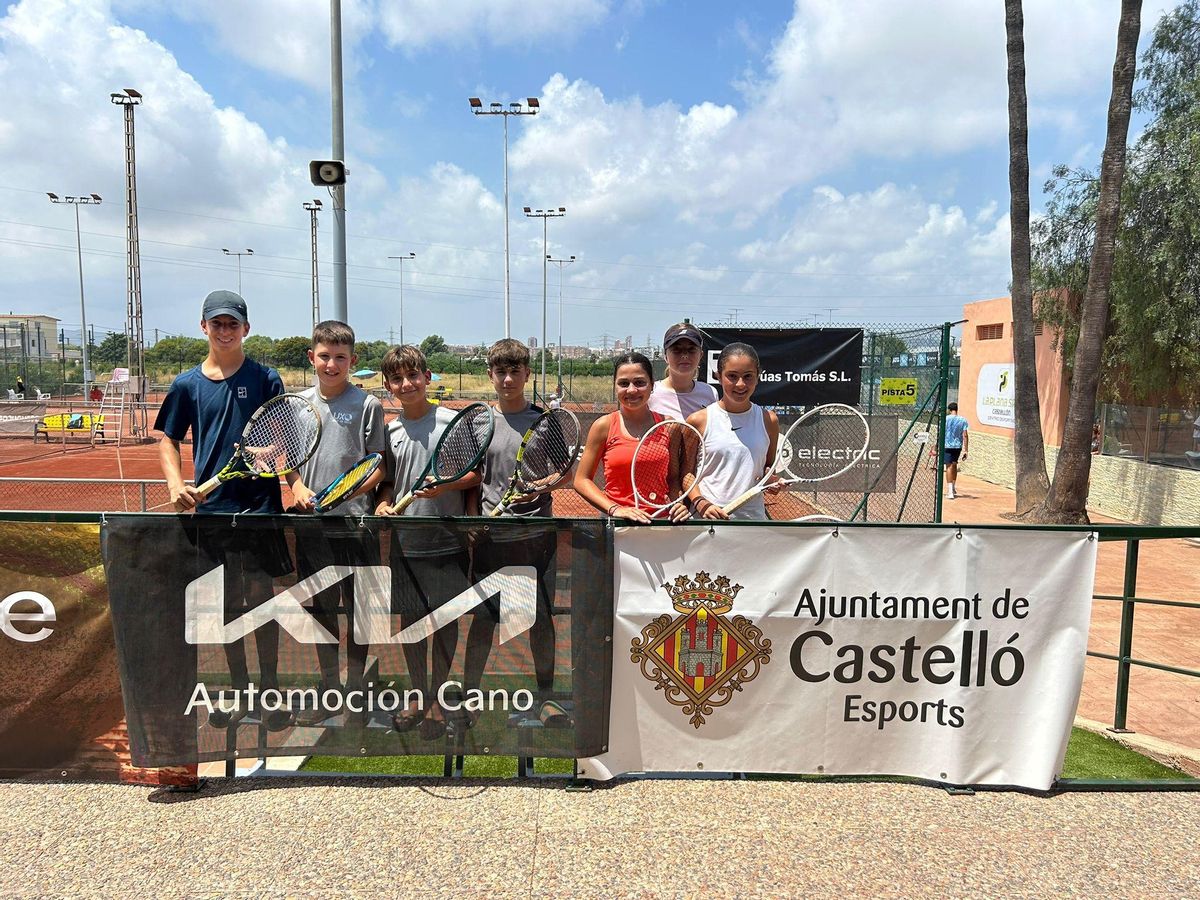 Algunos de los campeones y finalistas en el Club de Tenis Almassora.