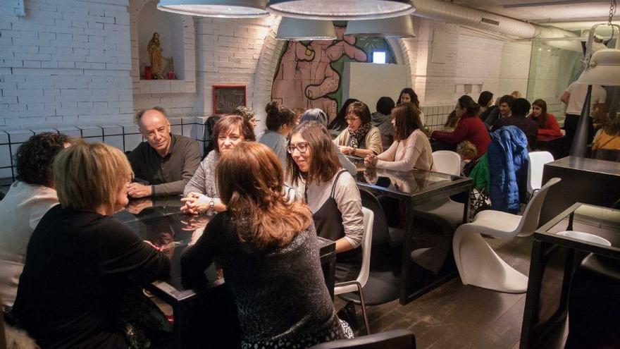 Varios de los participantes en la iniciativa, en un café de la ciudad.